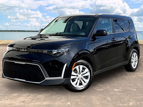 Used 2025 Kia Soul LX FWD image 1