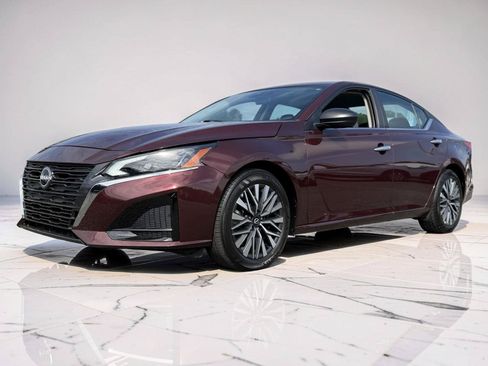 Used 2025 Nissan Altima 2.5 SV FWD image 4