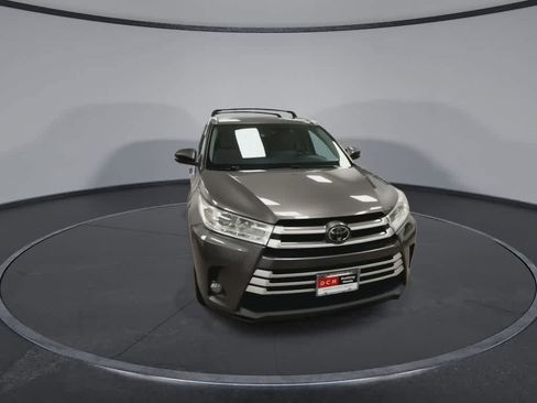 Used 2017 Toyota Highlander XLE w/ Carpet Mat Package AWD/4WD image 3