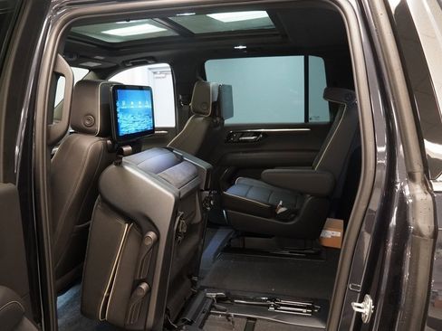 New 2025 Chevrolet Suburban Premier image 23