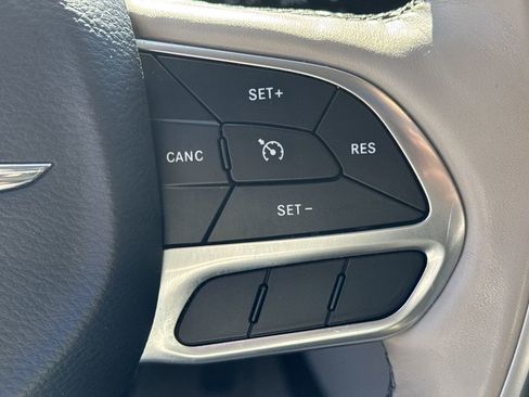 Used 2020 Chrysler Pacifica Limited image 24