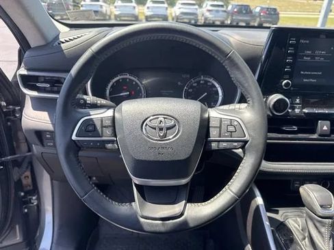 Used 2022 Toyota Highlander XLE AWD/4WD image 9