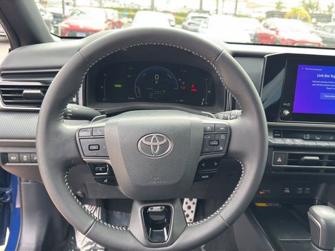Used 2025 Toyota Camry SE FWD image 12