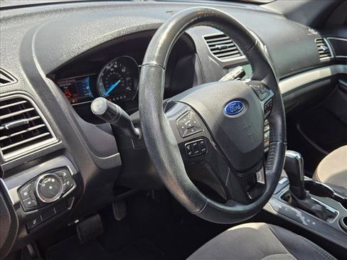 Used 2017 Ford Explorer XLT w/ Equipment Group 202A FWD image 10