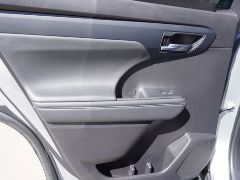 Used 2022 Toyota Highlander XLE image 15