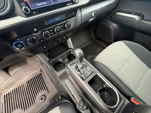 Certified 2022 Toyota Tacoma TRD Off-Road AWD/4WD image 10