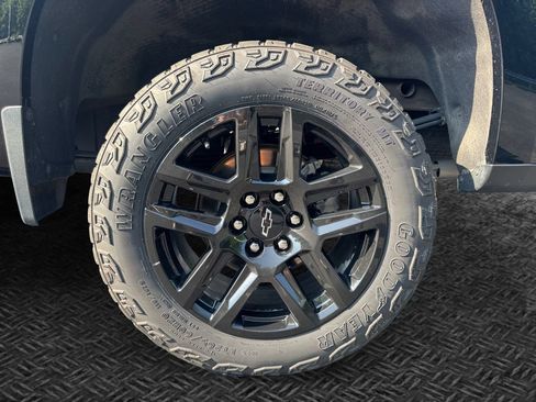 Used 2025 Chevrolet Silverado 1500 LT Trail Boss w/ Dark Appearance Package AWD/4WD image 11
