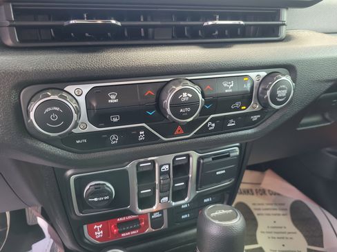 Used 2025 Jeep Gladiator Sport AWD/4WD image 24
