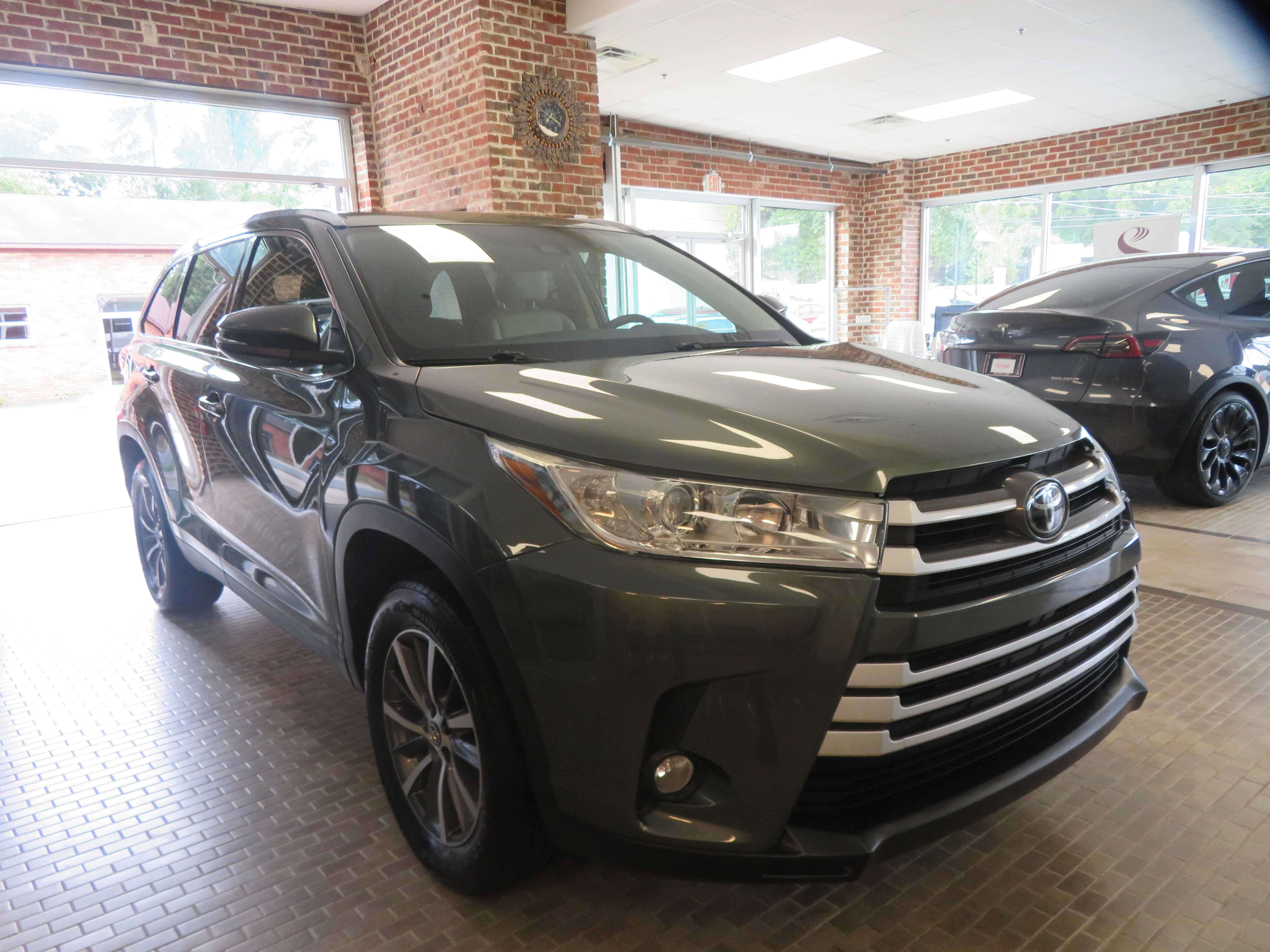 Used 2019 Toyota Highlander XLE FWD image 3