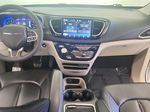 Used 2023 Chrysler Pacifica Touring-L FWD image 34
