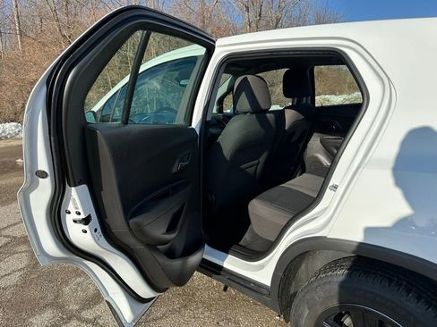 Used 2018 Chevrolet Trax LS image 18