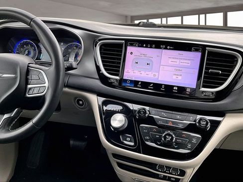 Used 2022 Chrysler Pacifica Touring-L FWD image 7