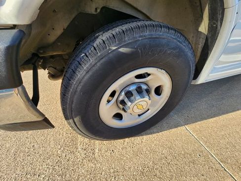 Used 2025 Chevrolet Express 3500 LT w/ LT Preferred Equipment Group RWD image 8