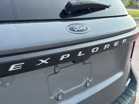 Used 2025 Ford Explorer Active w/ Active Comfort Package AWD/4WD image 18