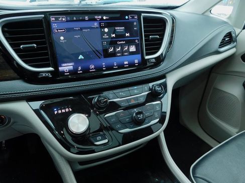 Used 2024 Chrysler Pacifica Limited image 32