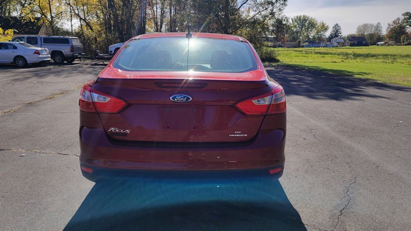 Used 2013 Ford Focus SE w/ SE Winter Pkg FWD image 4
