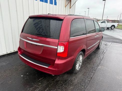 Used 2014 Chrysler Town & Country Touring-L w/ Driver Convenience Group image 8