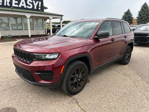 Used 2024 Jeep Grand Cherokee Altitude AWD/4WD image 3