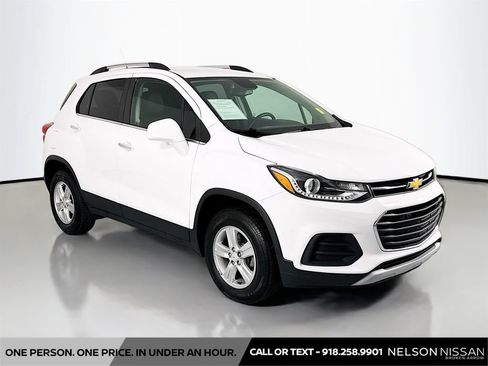 Used 2020 Chevrolet Trax LT w/ LT Convenience Package AWD/4WD image 3