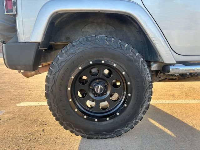 Used 2010 Jeep Wrangler Unlimited Sahara w/ Dual Top Group AWD/4WD image 9