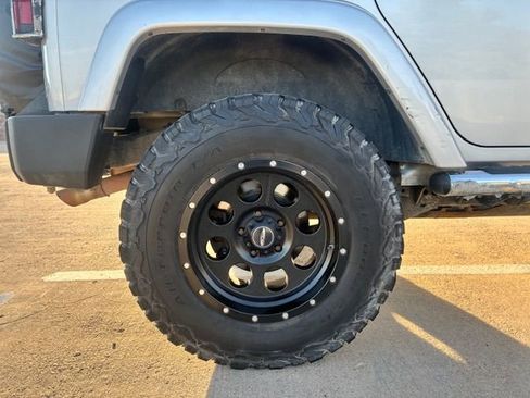 Used 2010 Jeep Wrangler Unlimited Sahara w/ Dual Top Group AWD/4WD image 9