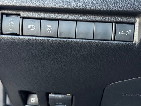 Used 2023 Toyota Venza XLE image 38