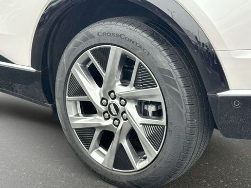 Certified 2025 Cadillac Optiq Luxury 2 w/ LPO, Floor Liner Package AWD/4WD image 9