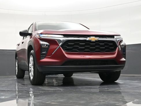Used 2025 Chevrolet Trax LS FWD image 27