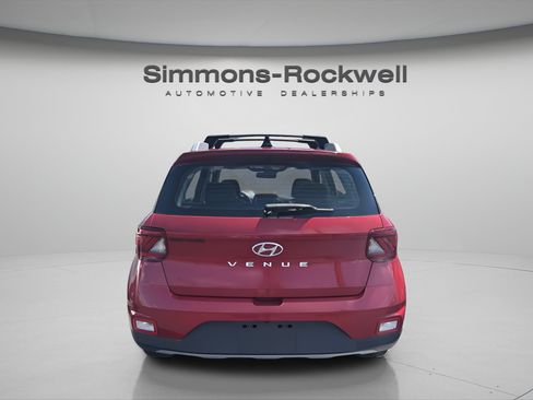 Used 2022 Hyundai Venue Limited FWD image 4