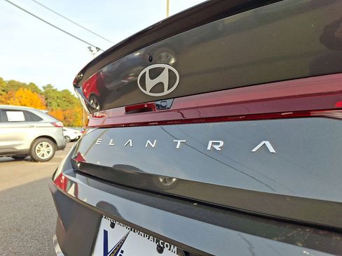 Certified 2025 Hyundai Elantra Sport image 29