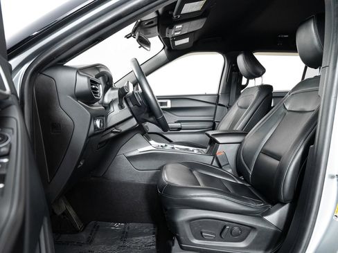 Used 2020 Ford Explorer XLT w/ Equipment Group 202A image 14