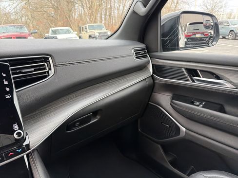 Certified 2024 Jeep Wagoneer Series III image 20