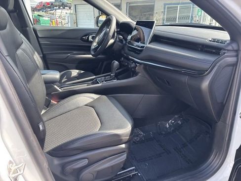 Used 2025 Jeep Compass Latitude w/ Altitude Special Edition AWD/4WD image 9