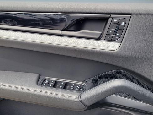 Used 2025 Porsche Cayenne Coupe image 25