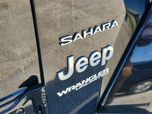 Used 2018 Jeep Wrangler Unlimited Sahara w/ LED Lighting Group AWD/4WD image 8