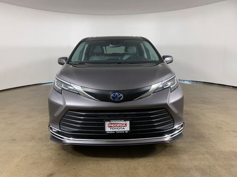 Used 2021 Toyota Sienna XLE FWD image 3