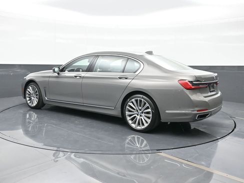 Used 2022 BMW 750i xDrive w/ Executive Package image 3