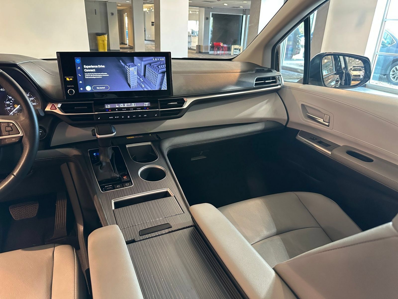 Used 2025 Toyota Sienna XLE FWD image 37
