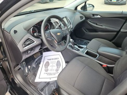 Used 2019 Chevrolet Cruze LT w/ Convenience Package FWD image 14