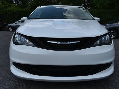 Used 2022 Chrysler Voyager LX FWD image 5