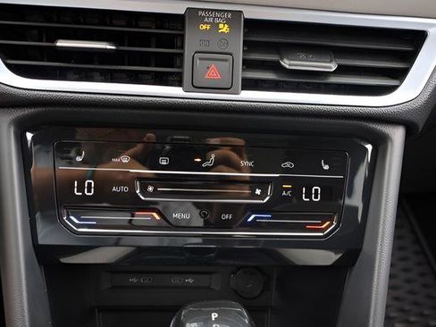 Certified 2025 Volkswagen Taos SE FWD image 24