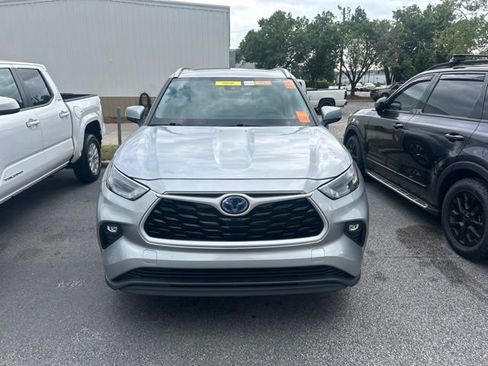 Used 2024 Toyota Highlander XLE AWD/4WD image 2