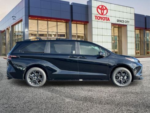 New 2026 Toyota Sienna XLE Woodland Edition AWD/4WD image 7