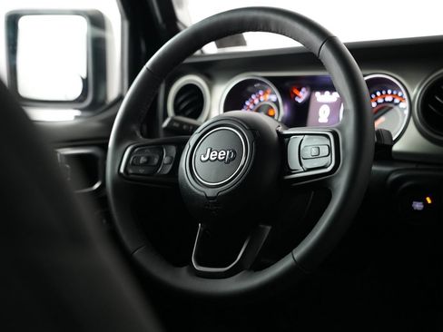 Used 2023 Jeep Gladiator Sport AWD/4WD image 11