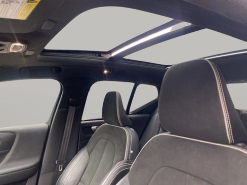 Used 2022 Volvo XC40 T4 R-Design w/ Climate Package image 16