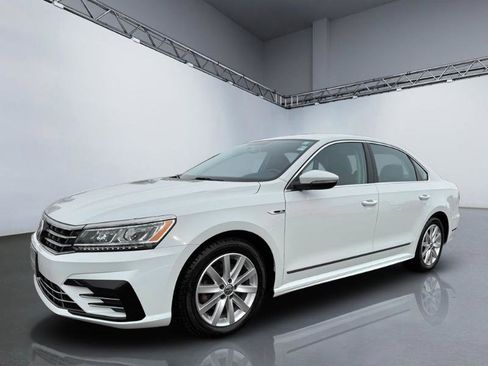 Used 2017 Volkswagen Passat 1.8T R-Line w/ R-Line Lighting Package image 11