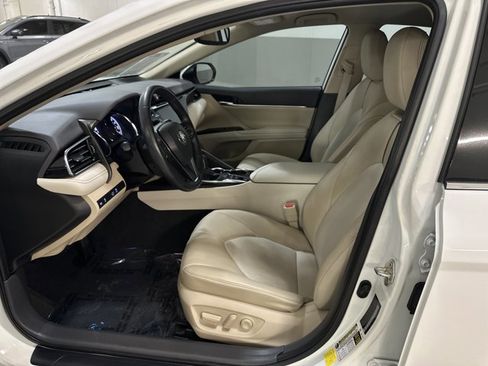 Used 2020 Toyota Camry XLE image 15