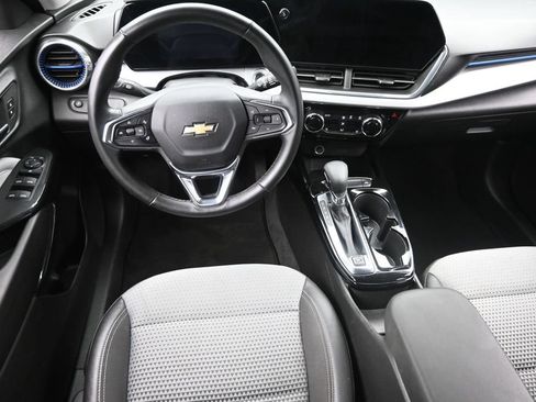 Used 2025 Chevrolet Trax LT w/ LT Convenience Package FWD image 14