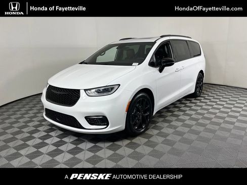 Used 2024 Chrysler Pacifica Limited w/ S Appearance Package FWD image 1