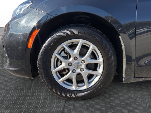 Used 2023 Chrysler Pacifica Touring-L FWD image 15